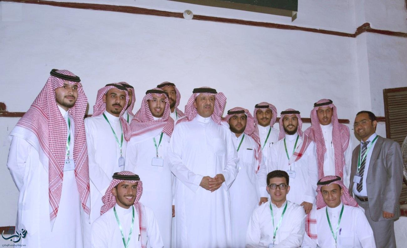 الأمير سلطان بن سلمان يزور الطلاب المشاركين في دورة الحفاظ على المواقع التاريخية بجدة