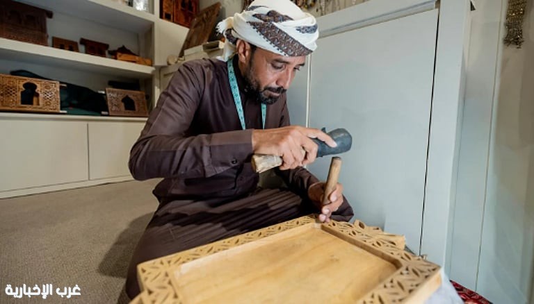 عاطف السعدي.. فنان تشكيلي يحفر الخشب ويعلّق أعماله في الأمم المتحدة