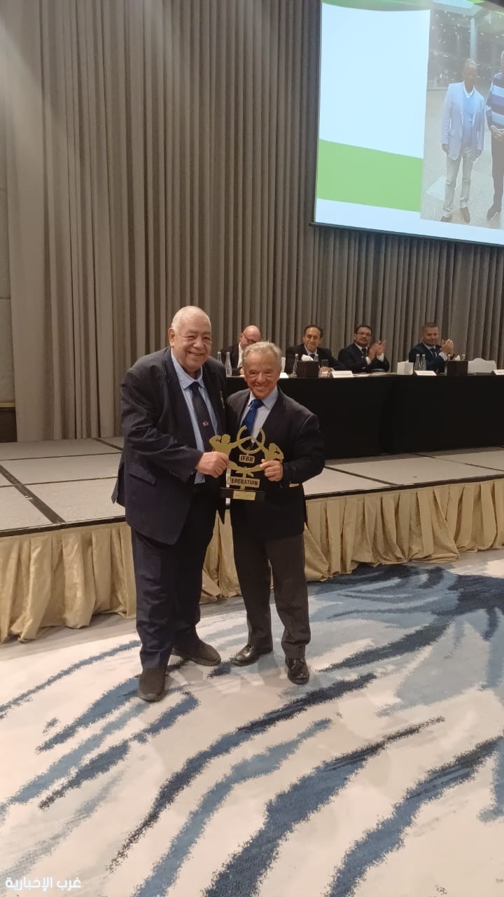 الاتحاد الدولى للياقة البدنية وكمال الأجسام يمنح الدكتور عادل فهيم جائزة التفوق الرياضى لأفضل إدارى على مستوى العالم