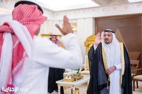 أمير القصيم يكرّم مدير مكافحة المخدرات بالمنطقة تقديرًا للجهود الأمنية