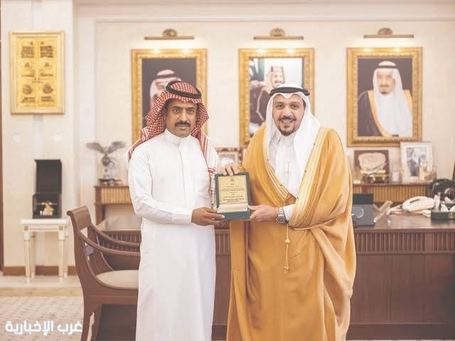 أمير القصيم يكرّم المواطن ضيف الله الحميداني تقديرًا لموقفه الإنساني في مساعدة أسرة مقيم سوداني بعد تعرضه لحادث مروري أمير القصيم يكرّم المواطن ضيف الله الحميداني تقديرًا لموقفه الإنساني في مساعدة أسرة مقيم سوداني بعد تعرضه لحادث مروري