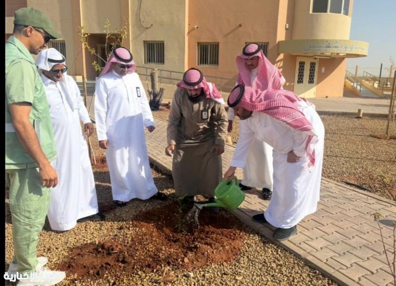 مكتب "بيئة دومة الجندل" يواصل مبادرة تشجير مراكز الرعاية الصحية بزراعة ٣٠٠ شتلة مكتب "بيئة دومة الجندل" يواصل مبادرة تشجير مراكز الرعاية الصحية بزراعة ٣٠٠ شتلة