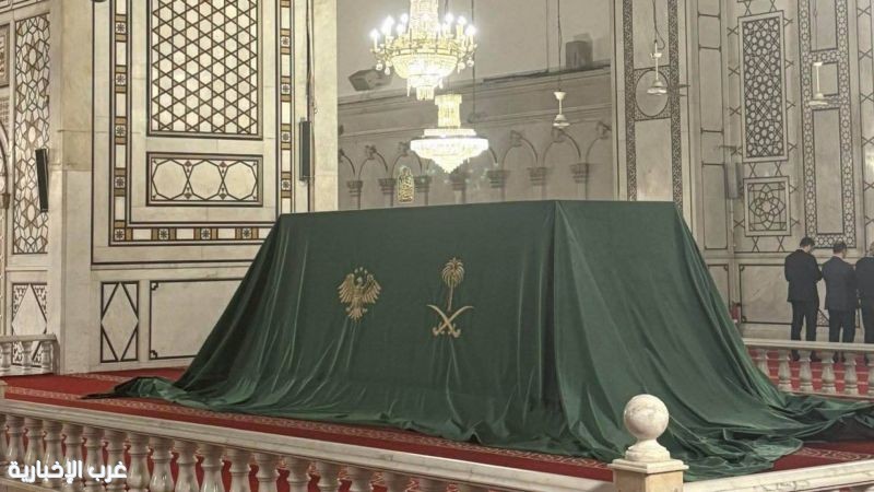 #سوريا تحتفل بذكرى يوم التحرير.. والرئيس الشرع يؤم المصلين ويزيح الستار عن هدية القيادة السعودية : قطعة من كسوة الكعبة في المسجد الأموي