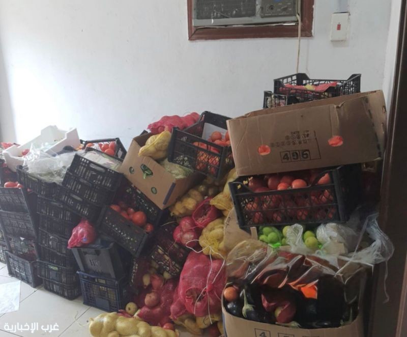 أمانة جدة تتعقب البيع العشوائي وتصادر 4.5 طن من الخضروات والفواكه بالعزيزية