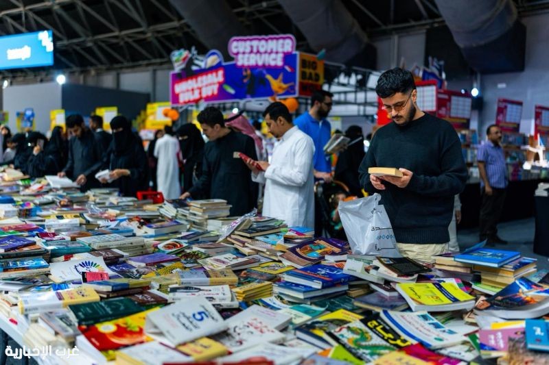 الكتب المخفّضة تستقطب زوّار معرض جدة للكتاب 2025 الكتب المخفّضة تستقطب زوّار معرض جدة للكتاب 2025