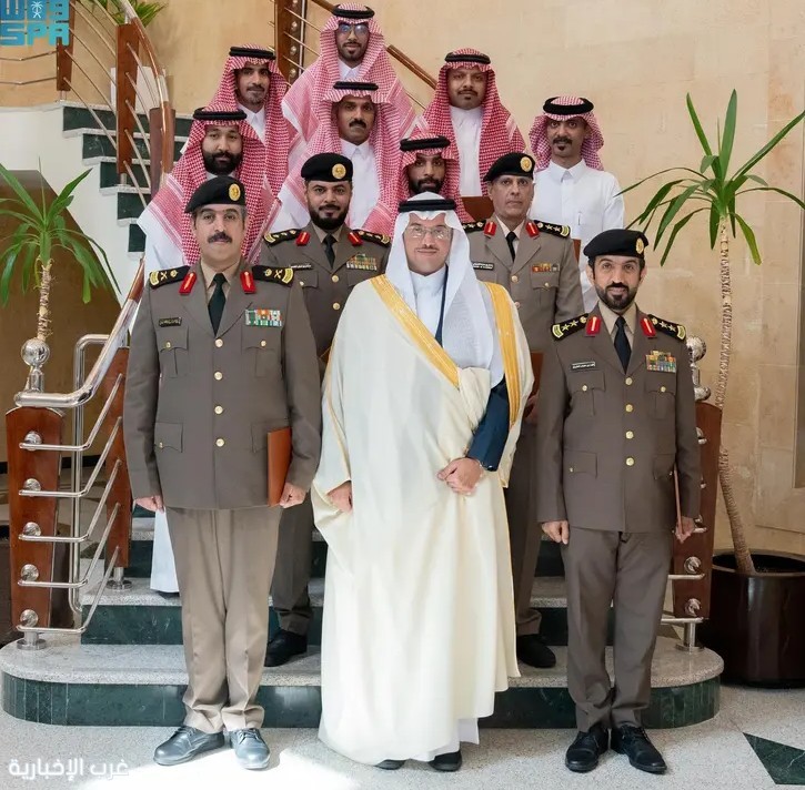 محافظ الأحساء يكرّم ضباطًا وأفرادًا من شرطة المحافظة تقديرًا لجهودهم وإنجازاتهم الأمنية محافظ الأحساء يكرّم ضباطًا وأفرادًا من شرطة المحافظة تقديرًا لجهودهم وإنجازاتهم الأمنية