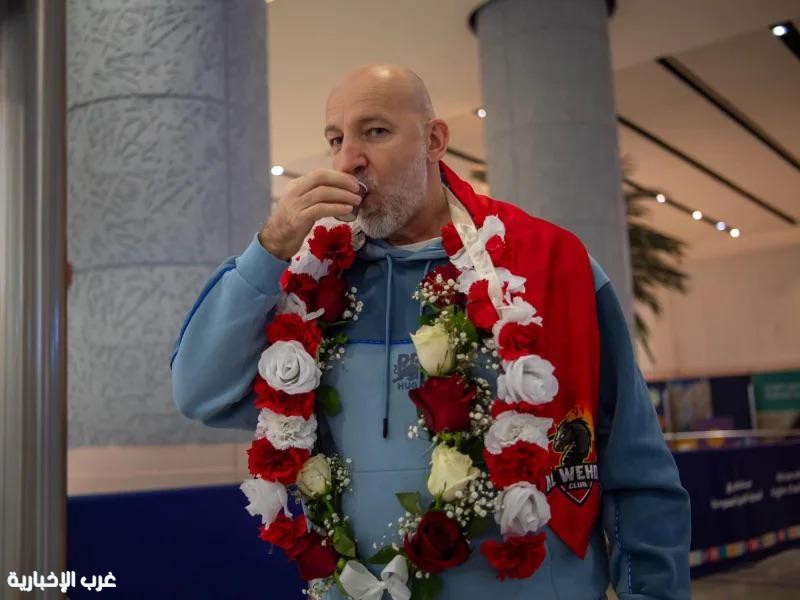 بالقهوة السعودية والورد الطائفي… استقبال حافل لمدرب الوحدة الجديد بالقهوة السعودية والورد الطائفي… استقبال حافل لمدرب الوحدة الجديد