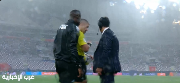 إيقاف مباراة السعودية والإمارات بسبب الأمطار إيقاف مباراة السعودية والإمارات بسبب الأمطار