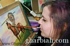  فتاة تتحدى إعاقتها وترسم لوحات مذهلة بفمها!  "صور "