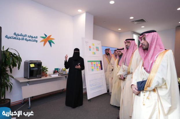 وزير الموارد البشرية يُدشّن مشروع الغرف الإبداعية في الجهات الحكومية وزير الموارد البشرية يُدشّن مشروع الغرف الإبداعية في الجهات الحكومية