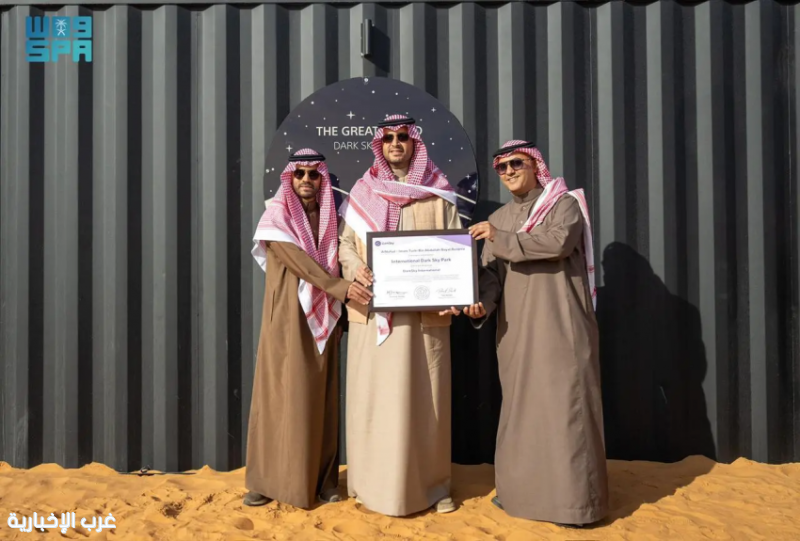 الأمير تركي بن محمد بن فهد يطلع على موقع السماء المظلمة في صحراء النفود الكبير"