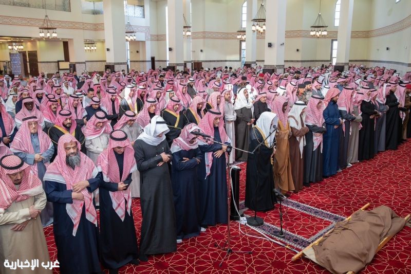 نائب أمير تبوك يؤدي صلاة الميت على الشيخ أحمد الخريصي