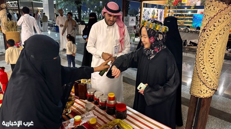 من طوكيو إلى قلب "الفل": سائحة يابانية تستكشف عبق التراث في جناح صبيا بـ "هذه جازان"