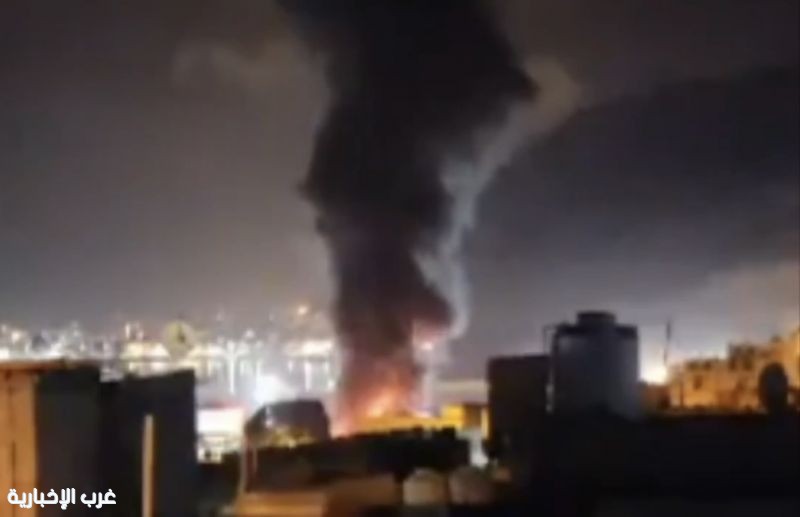 قوات التحالف الجوية تضرب ميناء المكلا وتستهدف أسلحة وعربات قتالية قادمة من الفجيرة
