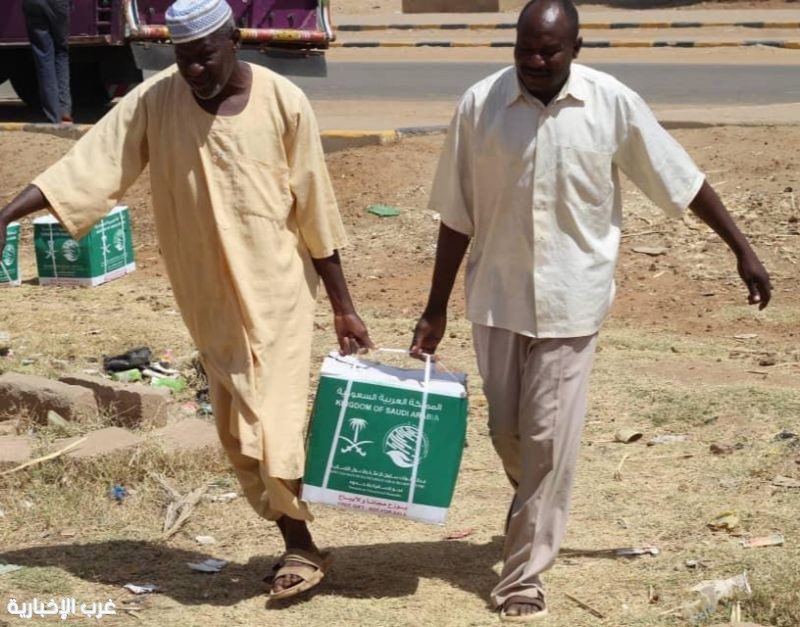 مركز الملك سلمان للإغاثة يوزع 1,606 سلال غذائية للأسر النازحة في السودان
