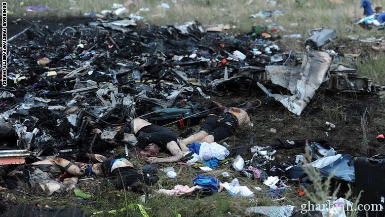 بالصور .. الطائرة الماليزية التي سقطت في أوكرانيا .. جثث وحطام وحقائب