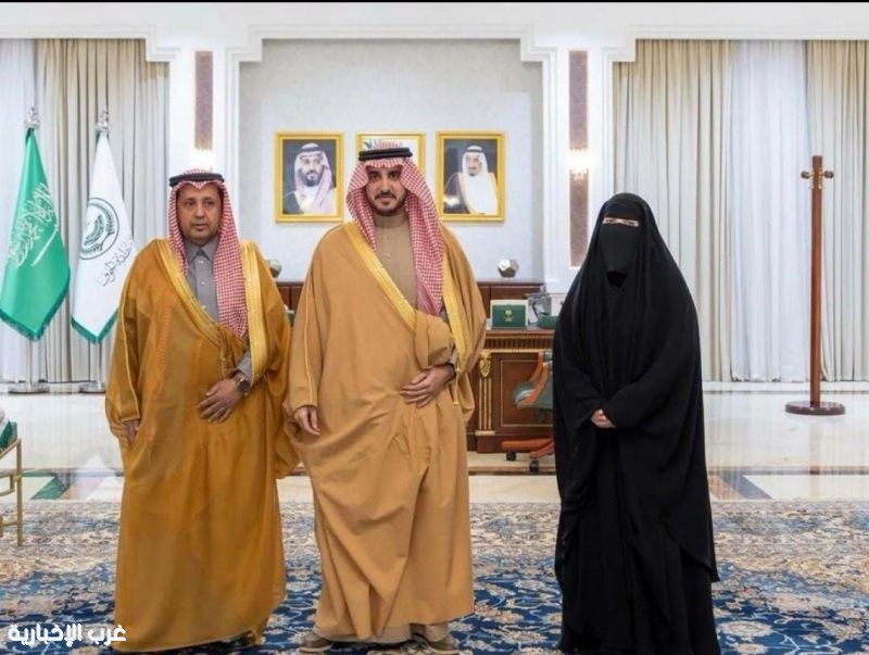 أمير منطقة الجوف يستقبل مديرة مدرسة نجلاء الدقدوقي أمير منطقة الجوف يستقبل مديرة مدرسة نجلاء الدقدوقي