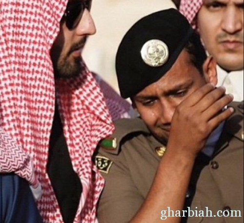 رجل أمن يجهش بالبكاء بعد مواراة فقيد الأمة الثرى "صورة"