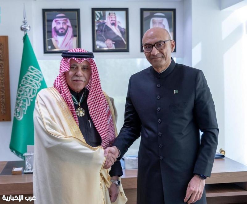 سفير جمهورية باكستان يُقلِّد القصبي وسام "هلال باكستان المدني" سفير جمهورية باكستان يُقلِّد القصبي وسام "هلال باكستان المدني"