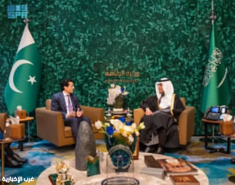 سمو وزير الطاقة يجتمع بوزير البترول الباكستاني