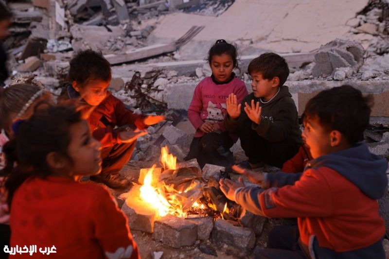 أطفال غزة يواجهون الشتاء القارس بين البرد والجوع في مخيمات مكتظة