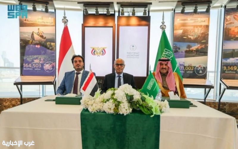 توقيع اتفاقية ثلاثية لتوفير المشتقات النفطية وتشغيل أكثر من 70 محطة لتوليد الكهرباء في اليمن توقيع اتفاقية ثلاثية لتوفير المشتقات النفطية وتشغيل أكثر من 70 محطة لتوليد الكهرباء في اليمن