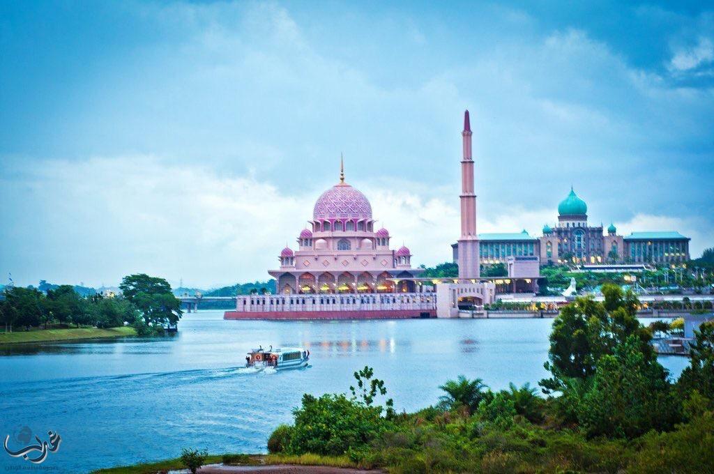 مسجد بوترا في ماليزيا احد أجمل مساجد العالم