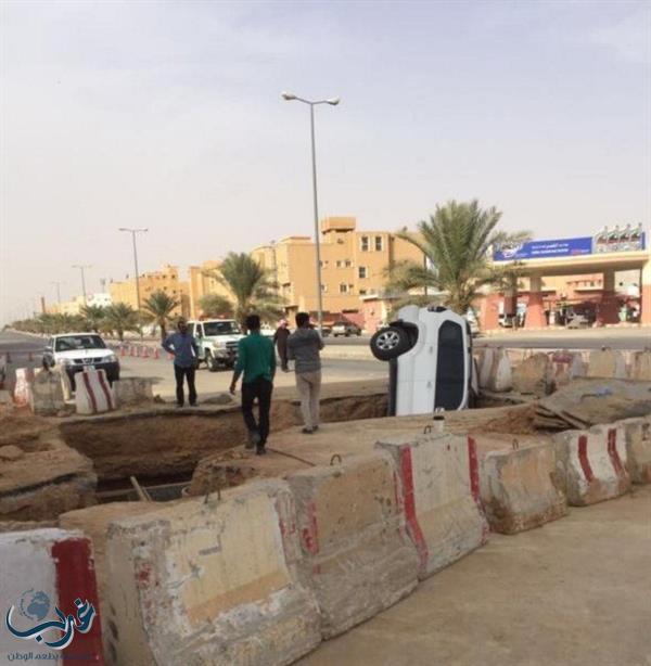 صور: سقوط سيارة جيب داخل حفريات للصرف الصحي ببريدة