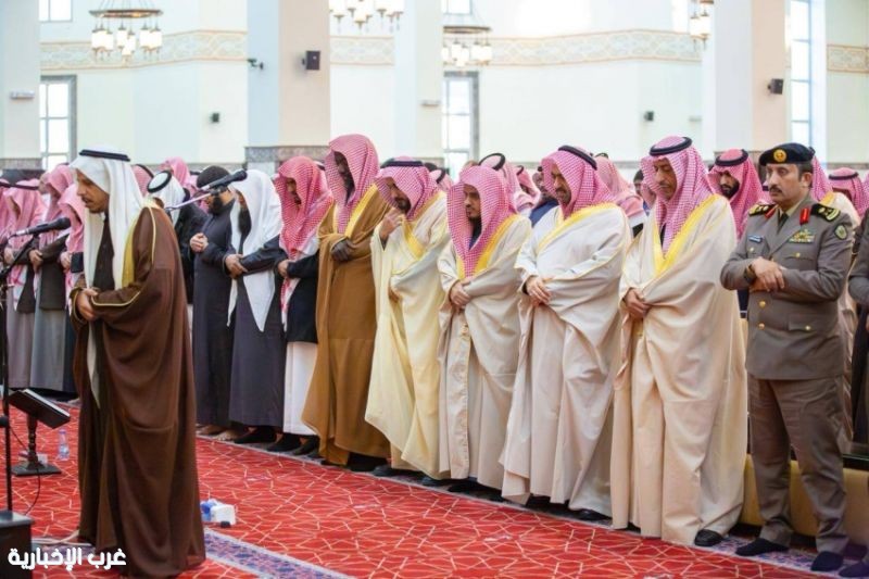 نائب أمير تبوك يؤدي صلاة الاستسقاء بجامع الوالدين"