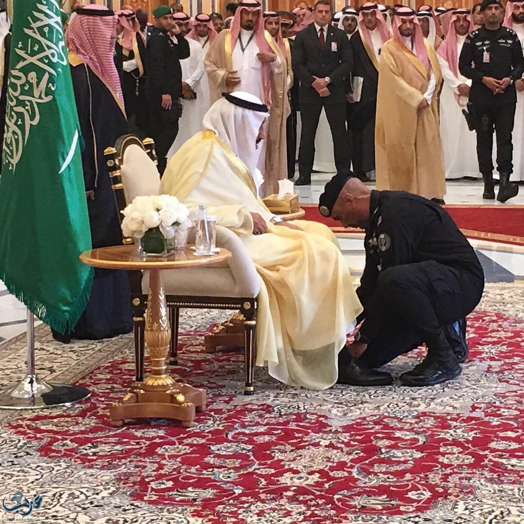 صورة تثير إعجاب النشطاء.. العميد الفغم يساعد الملك سلمان بإرتداء حذاءه قبل إنطلاق القمة الخليجية الأمريكية