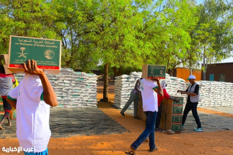 "سفير خادم الحرمين الشريفين يدشّن مشروع «سلة إطعام 5» في جمهورية النيجر." "سفير خادم الحرمين الشريفين يدشّن مشروع «سلة إطعام 5» في جمهورية النيجر."