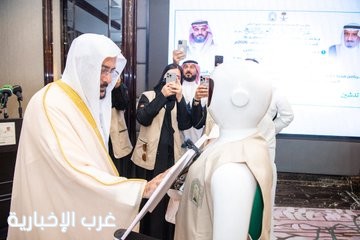 «آل الشيخ» يدشن برامج خادم الحرمين لتوزيع المصاحف والتمور وتفطير الصائمين «آل الشيخ» يدشن برامج خادم الحرمين لتوزيع المصاحف والتمور وتفطير الصائمين