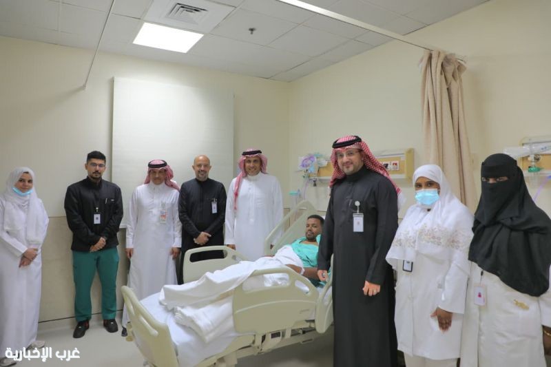 سمو الأمير خالد بن سلطان العبدالله الفيصل يطمئن على أحد أعضاء فريق الدعم اللوجستي في سباق جدة فورمولا