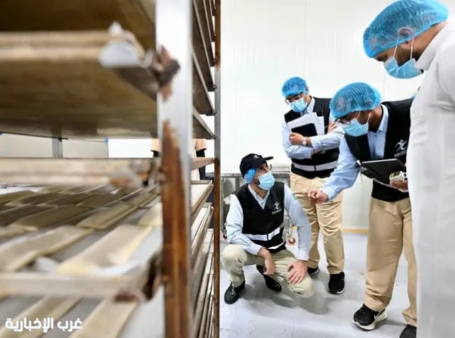 رئيس "الغذاء والدواء" يتفقد عددًا من المصانع والمستودعات الغذائية بالمدينة المنورة رئيس "الغذاء والدواء" يتفقد عددًا من المصانع والمستودعات الغذائية بالمدينة المنورة