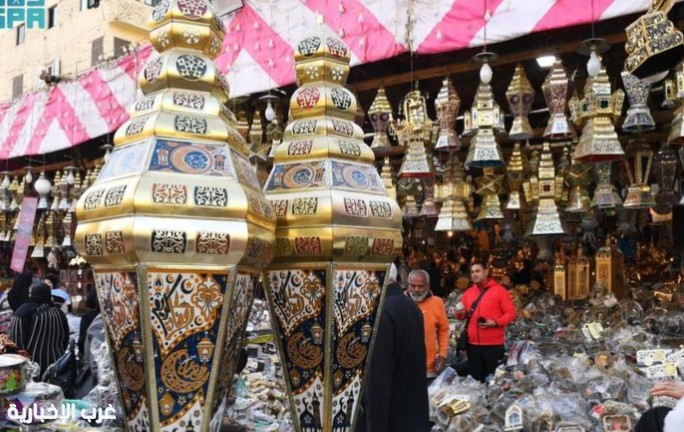 المصريون يستقبلون رمضان بالبهجة والعادات الاجتماعية المصريون يستقبلون رمضان بالبهجة والعادات الاجتماعية