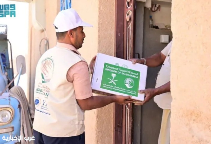 مركز الملك سلمان يوزّع 1300 كرتون تمر بحضرموت