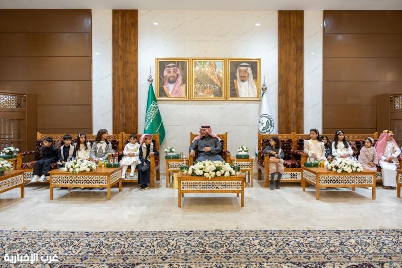 أمير الجوف يشارك أبناءه الأيتام مائدة الإفطار أمير الجوف يشارك أبناءه الأيتام مائدة الإفطار