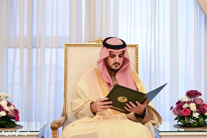 محافظ الطائف يشارك أبناء الشهداء ومنسوبي التعليم إفطار رمضان