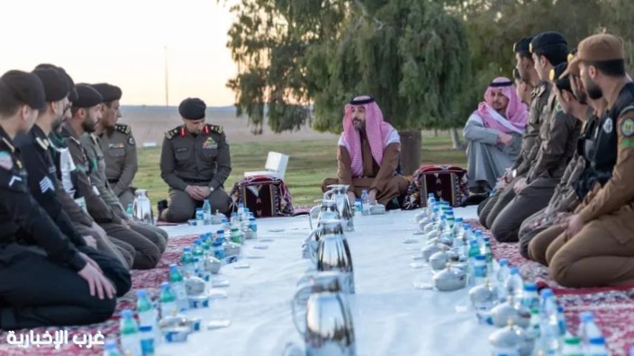 نائب أمير الحدود الشمالية يشارك رجال الأمن إفطارهم في الميدان بعرعر