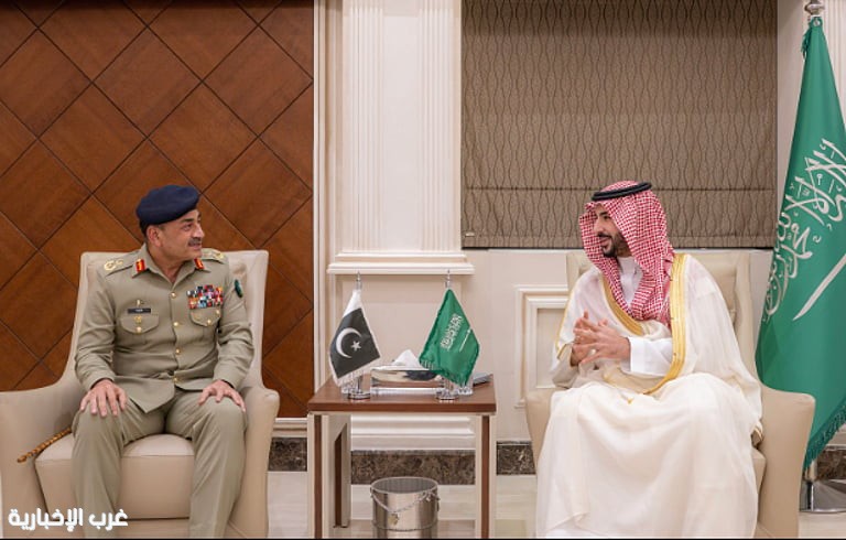 وزير الدفاع السعودي يبحث مع قائد الجيش الباكستاني تطورات الاعتداءات الإيرانية