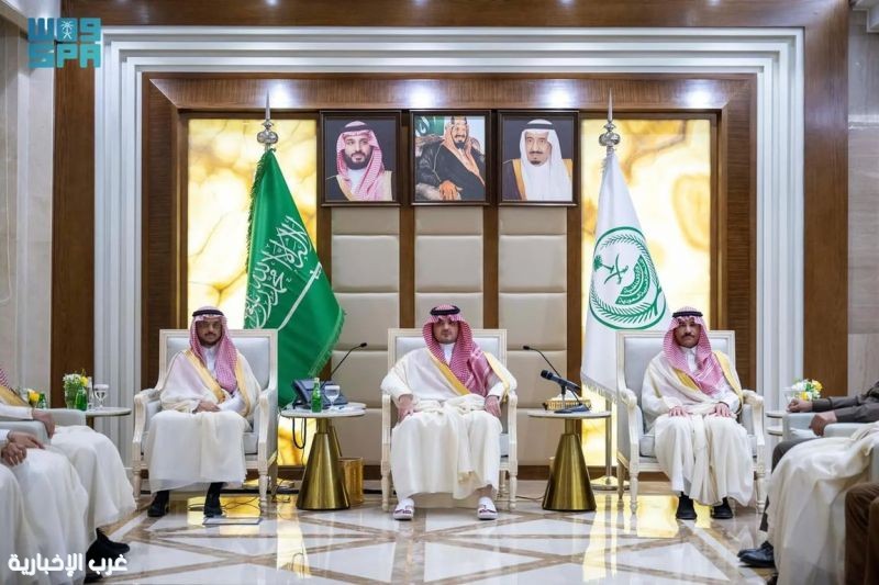 وزير الداخلية ينقل تهنئة القيادة لمنسوبي الأمن ويشيد بجهودهم في حفظ الاستقرار