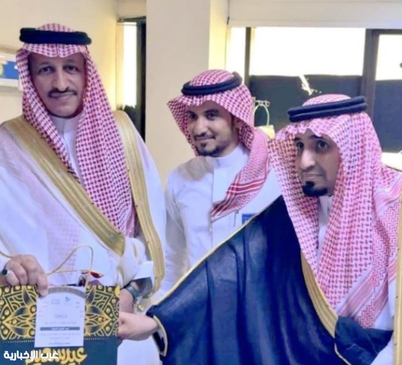 محافظ أضم يعايد المرضى ويزرع البسمة في المستشفى