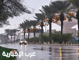 أمطار غزيرة ورياح عاتية تضرب عدة مناطق.. وتحذيرات من سيول وانعدام الرؤية