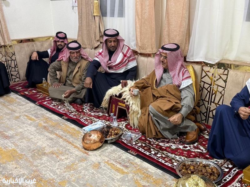 نائب شيخ شمل قبيلة الشرارات يعزي عائلة المخيمر في وفاة أم أحمد