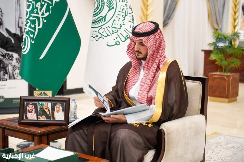 الأمير فواز بن سلطان يستقبل مدير فرع وزارة الموارد البشرية بمنطقة مكة المكرمة الأمير فواز بن سلطان يستقبل مدير فرع وزارة الموارد البشرية بمنطقة مكة المكرمة