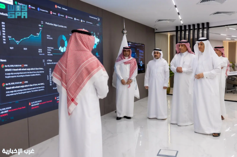 وزير البيئة يتفقد مركز الإنذار المبكر للأمن الغذائي ويؤكد تعزيز استقرار السلع الإستراتيجية