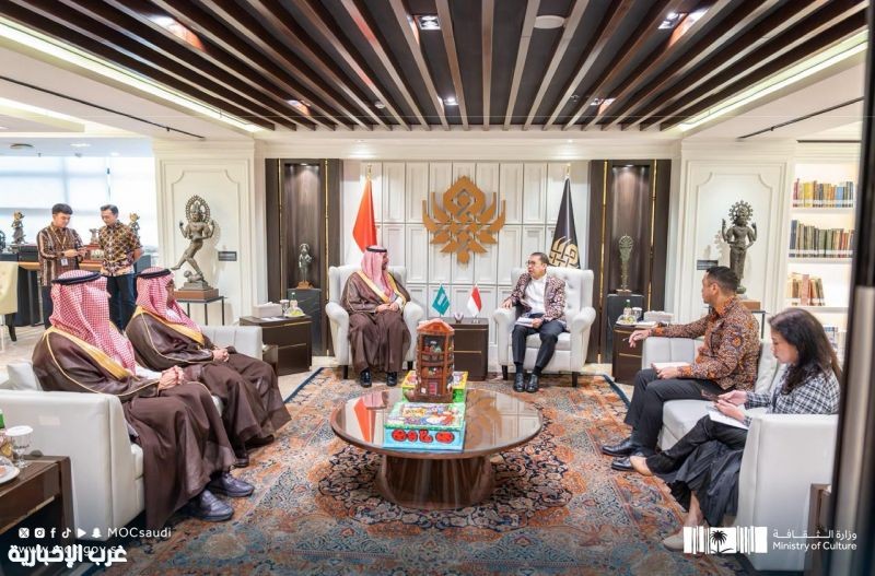 وزير الثقافة يزور متحف إندونيسيا الوطني في جاكرتا وزير الثقافة يزور متحف إندونيسيا الوطني في جاكرتا