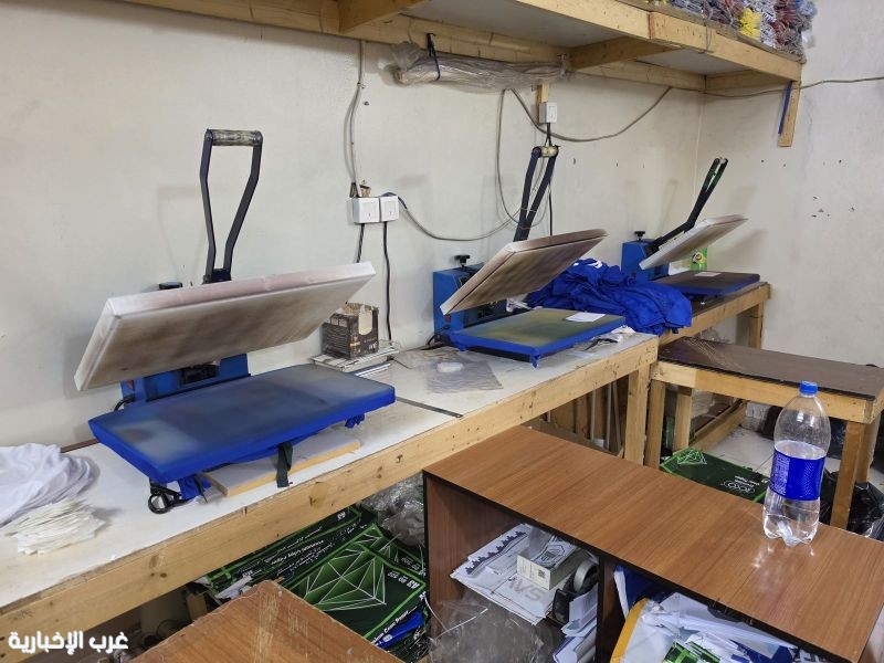 أمانة جدة تضبط أكثر *من 3 آلاف قطعة* ملابس لعلامات تجارية مقلدة