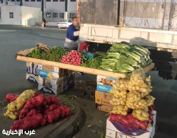 أمانة جدة تضبط 2.8 كجم خضروات وتُصادر بسطات مخالفة بنطاق العزيزية