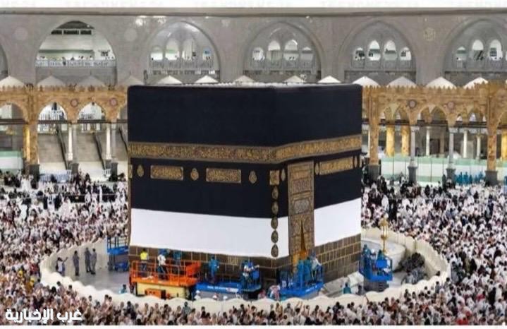 في مشهد مهيب رفع كسوة الكعبة استعداد اً لاستقبال ضيوف الرحمن